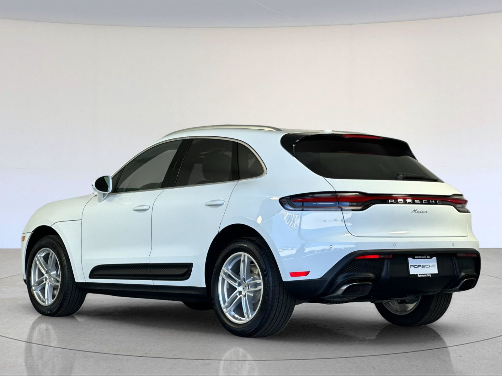 Certified 2026 Porsche Macan AWD/4WD image 3