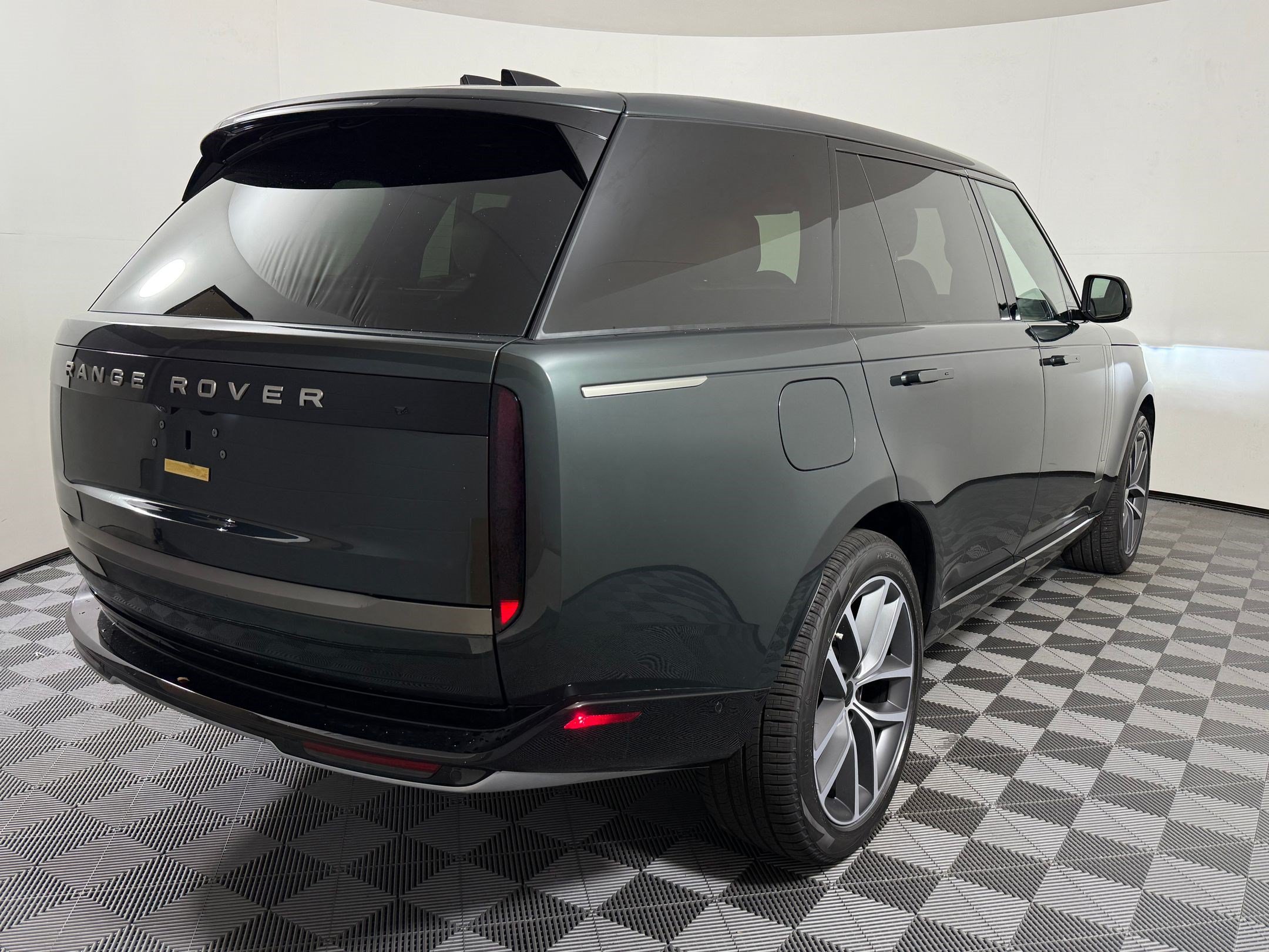New 2026 Land Rover Range Rover Long Wheelbase SE AWD/4WD image 9