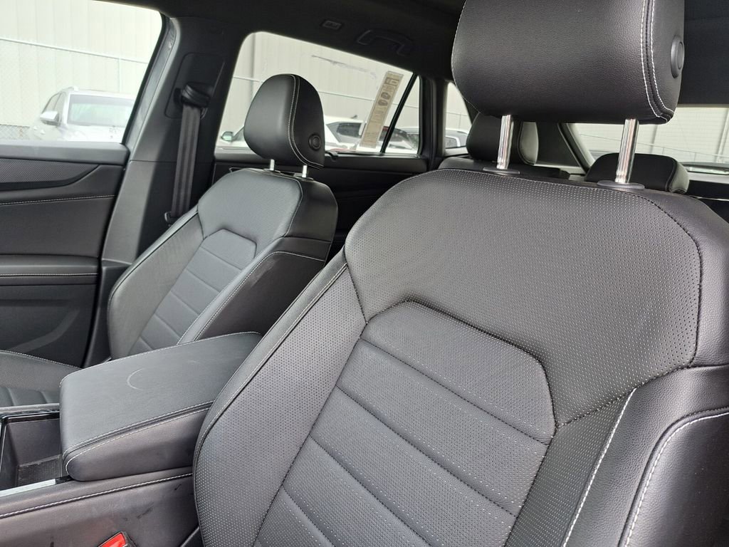 Used 2025 Volkswagen Atlas Cross Sport SEL R-Line image 20