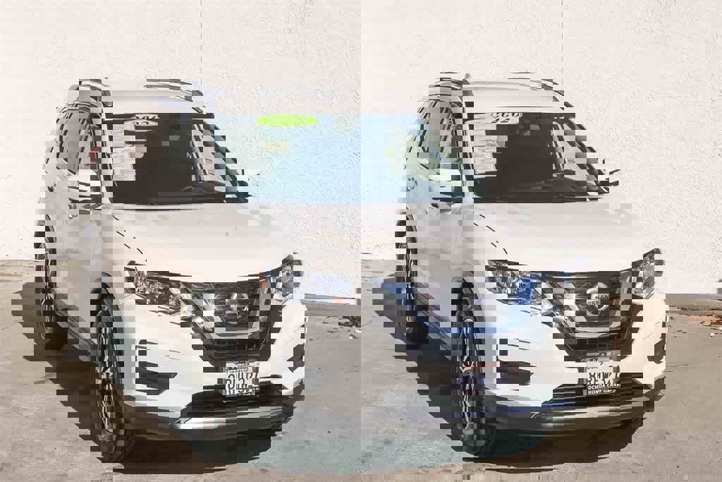 Used 2020 Nissan Rogue SV w/ Premium Package image 3