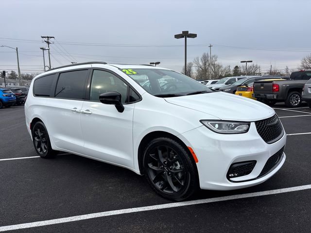 Used 2025 Chrysler Pacifica Limited FWD image 2