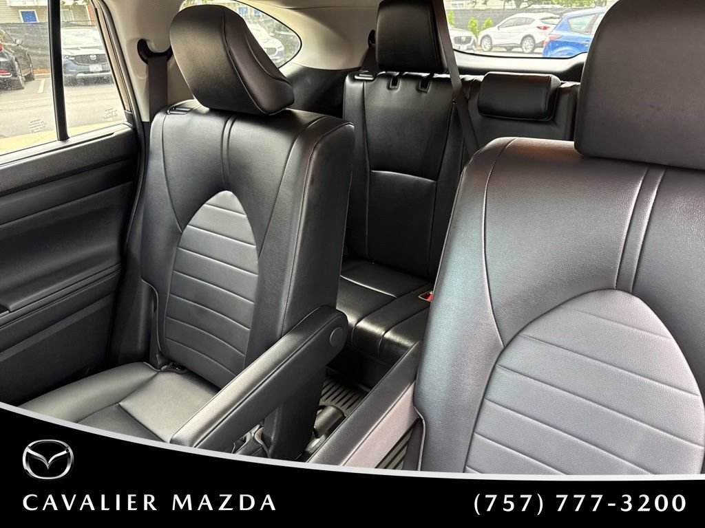 Used 2023 Toyota Highlander XLE AWD/4WD image 12