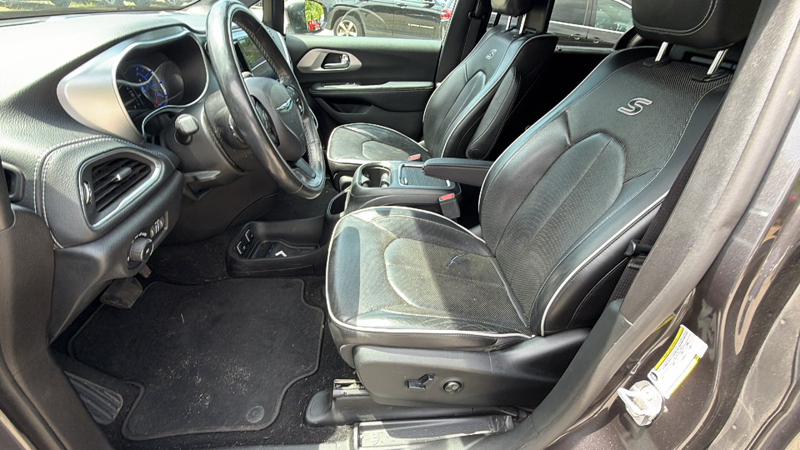 Used 2019 Chrysler Pacifica Limited w/ S Appearance Package FWD image 16