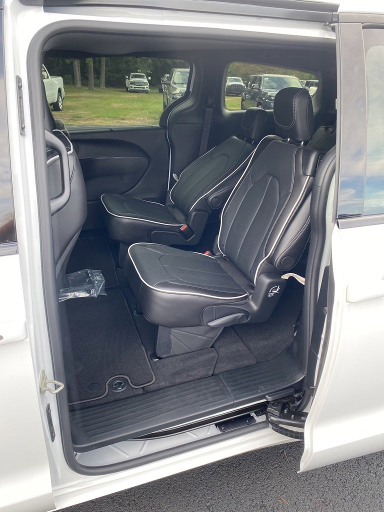New 2026 Chrysler Pacifica Limited w/ S Appearance Package image 18