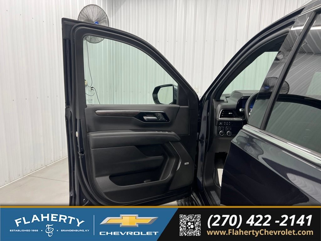 Used 2025 Chevrolet Suburban Premier AWD/4WD image 8