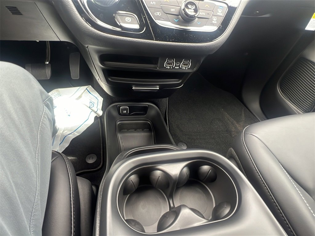 New 2025 Chrysler Pacifica Select image 30
