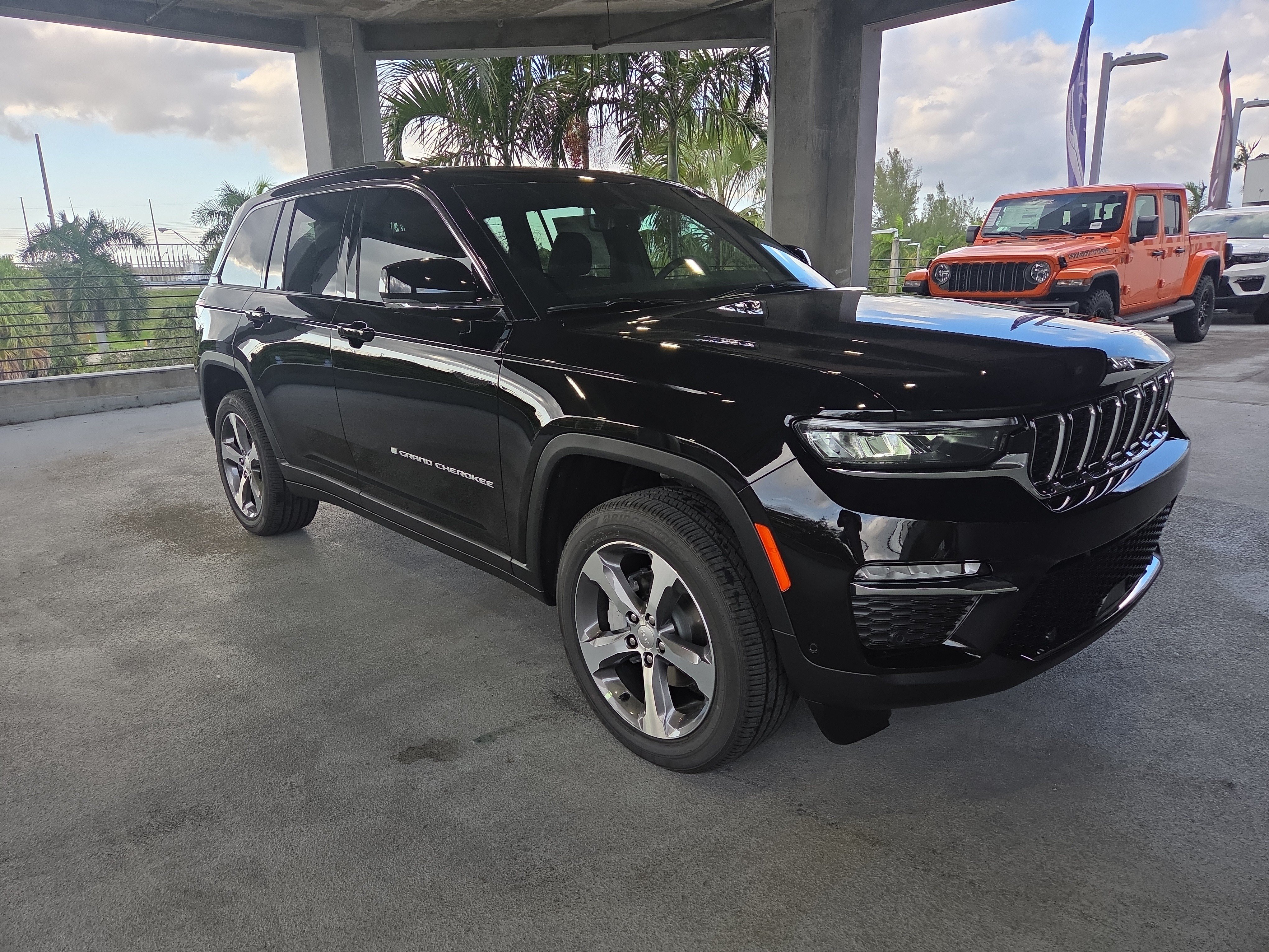 New 2025 Jeep Grand Cherokee Limited w/ Luxury Tech Group II AWD/4WD image 2