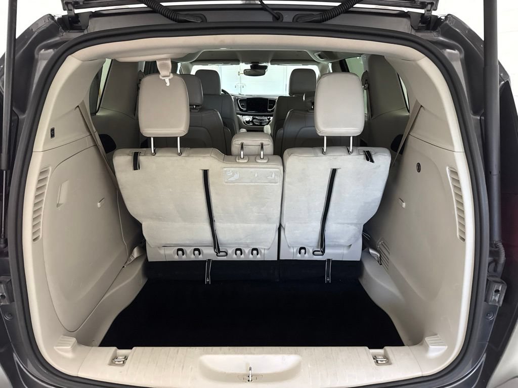 Used 2021 Chrysler Pacifica Touring-L FWD image 6