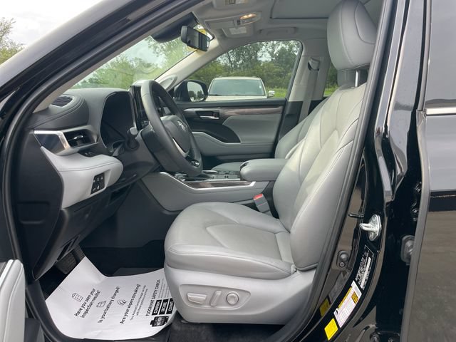 Used 2023 Toyota Highlander Limited AWD/4WD image 19