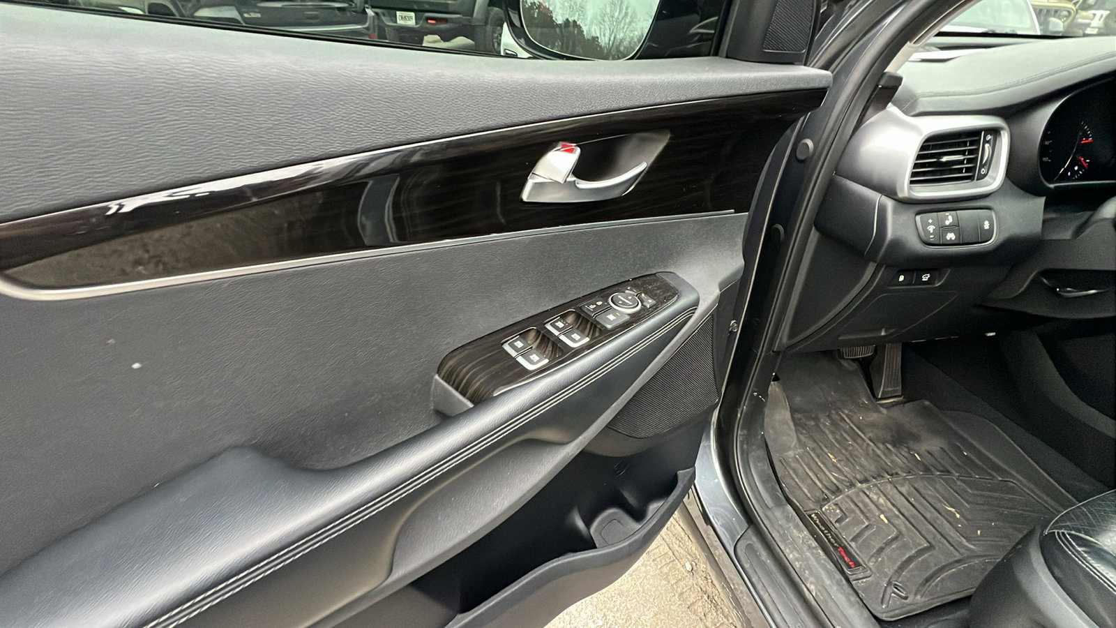 Used 2019 Kia Sorento EX image 15