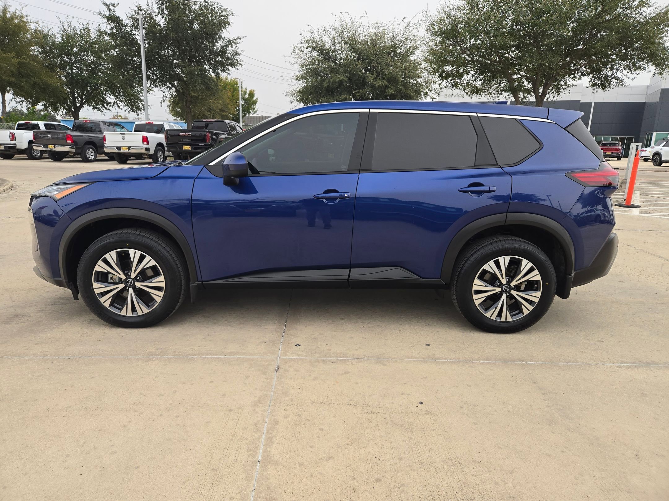 Used 2023 Nissan Rogue SV image 4
