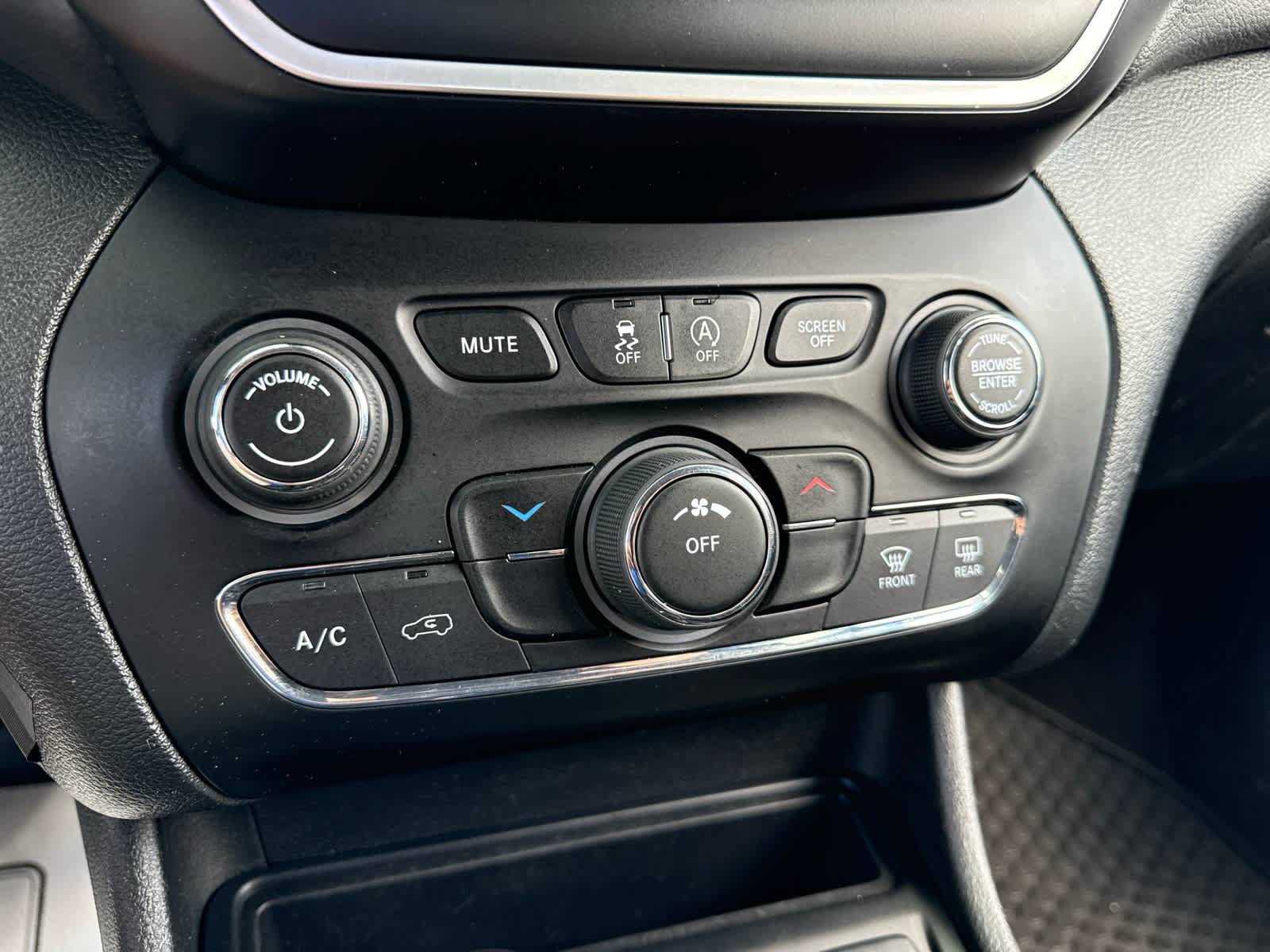 Used 2019 Jeep Cherokee Latitude Plus w/ Cold Weather Group AWD/4WD image 18