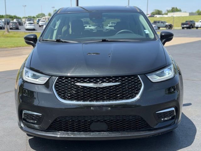 Used 2023 Chrysler Pacifica Touring-L FWD image 2