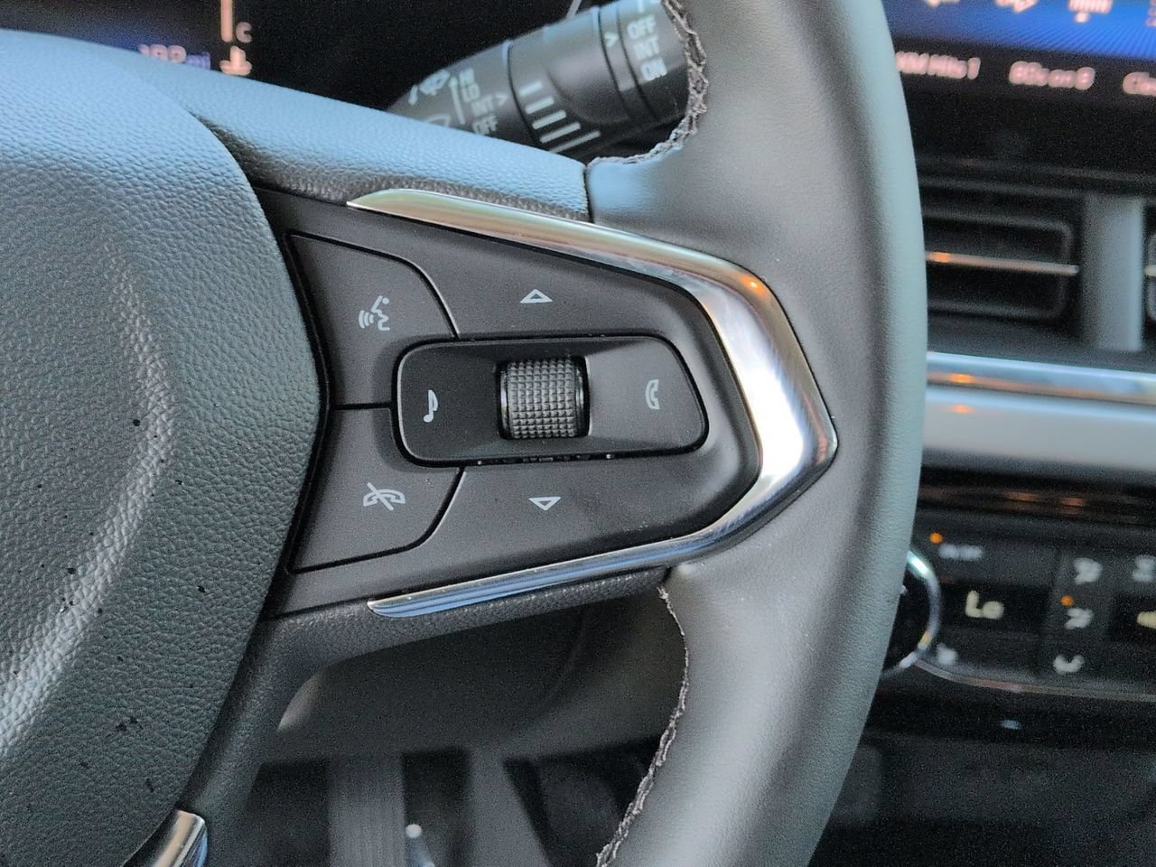 Used 2026 Chevrolet Trax LT w/ LT Convenience Package FWD image 13
