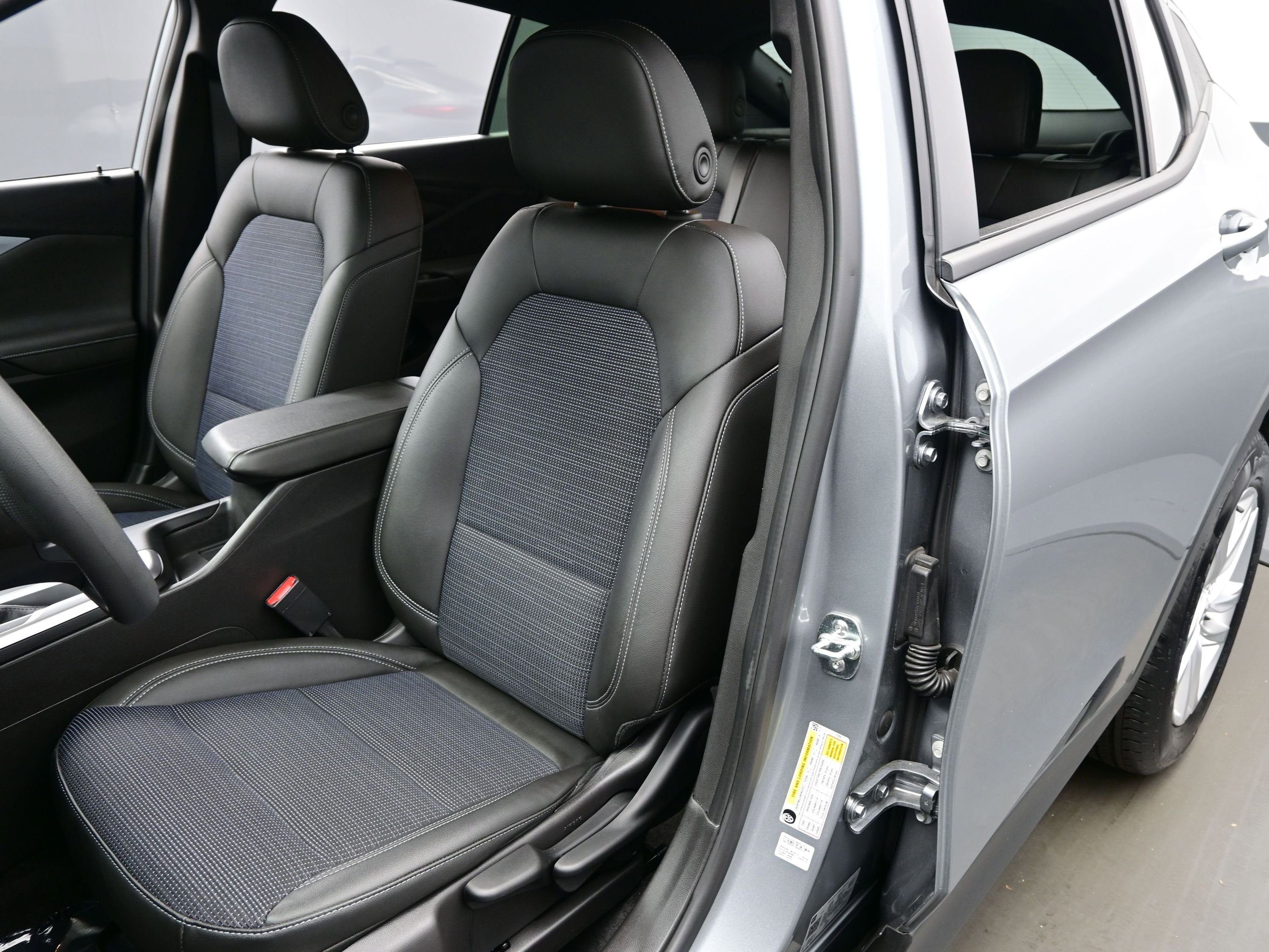 Used 2025 Buick Envista Preferred w/ Convenience II Package image 11