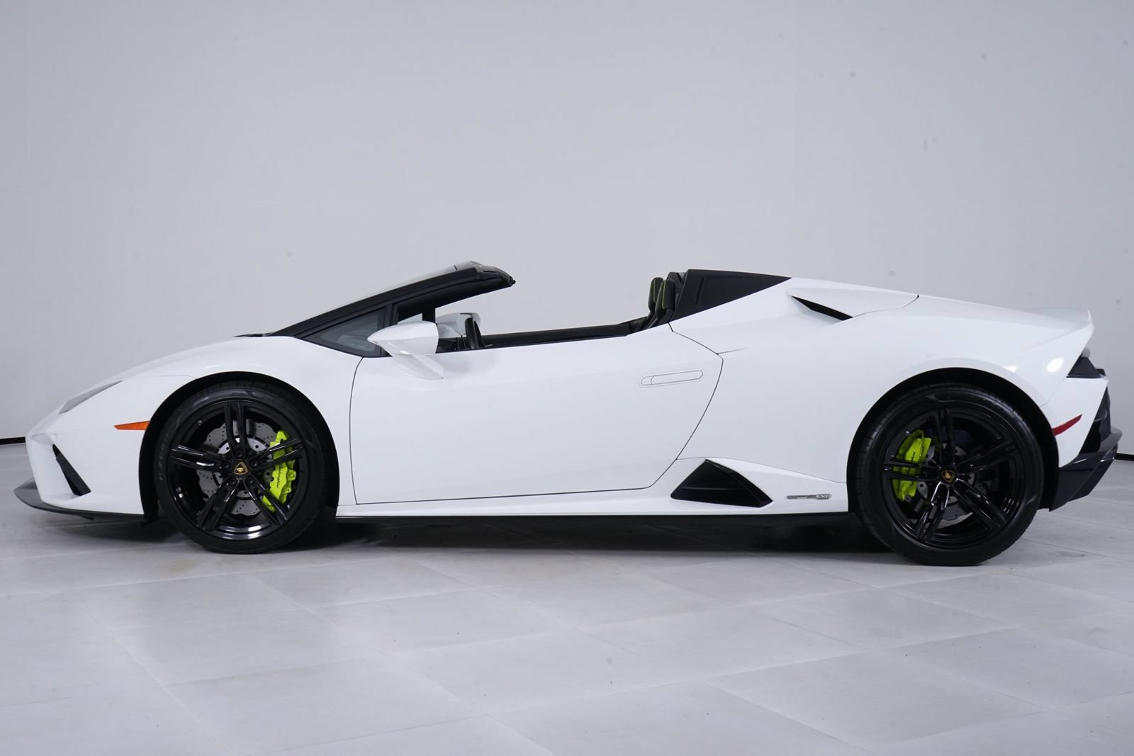 Used 2020 Lamborghini Huracan EVO RWD image 2