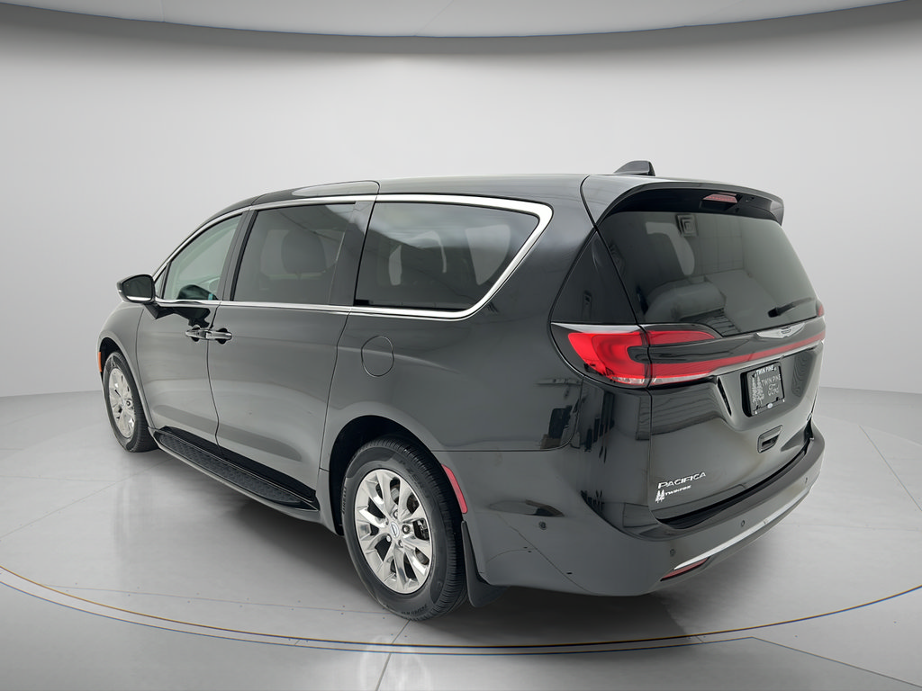 Used 2023 Chrysler Pacifica Touring-L AWD/4WD image 5