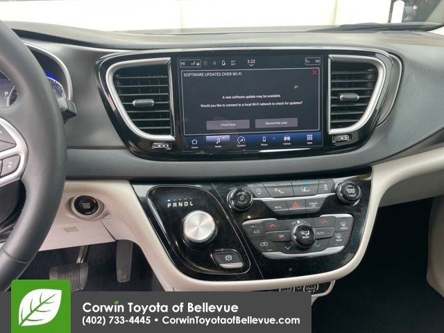 Used 2024 Chrysler Pacifica Touring-L image 17