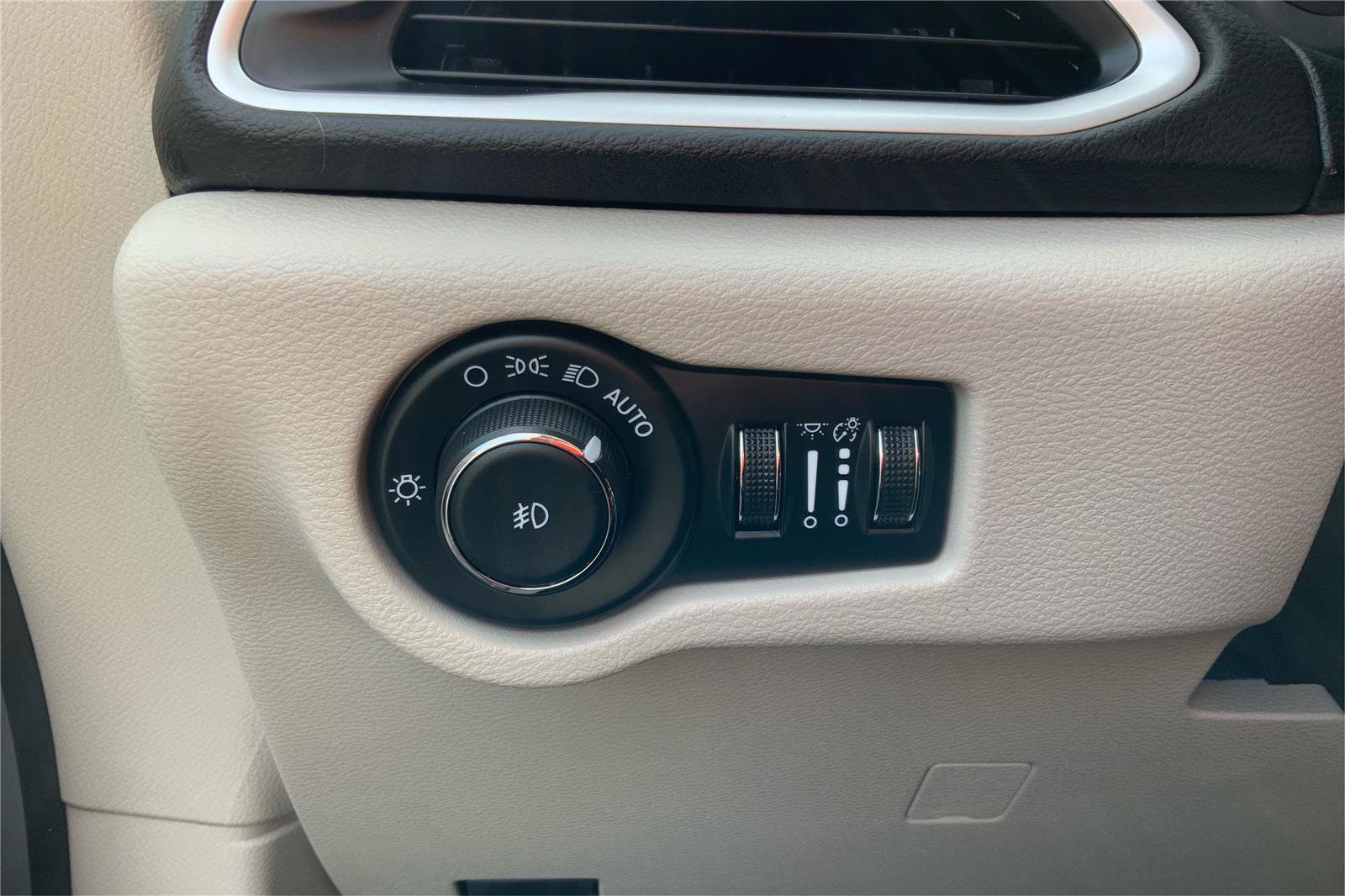 Used 2024 Chrysler Pacifica Touring-L FWD image 17