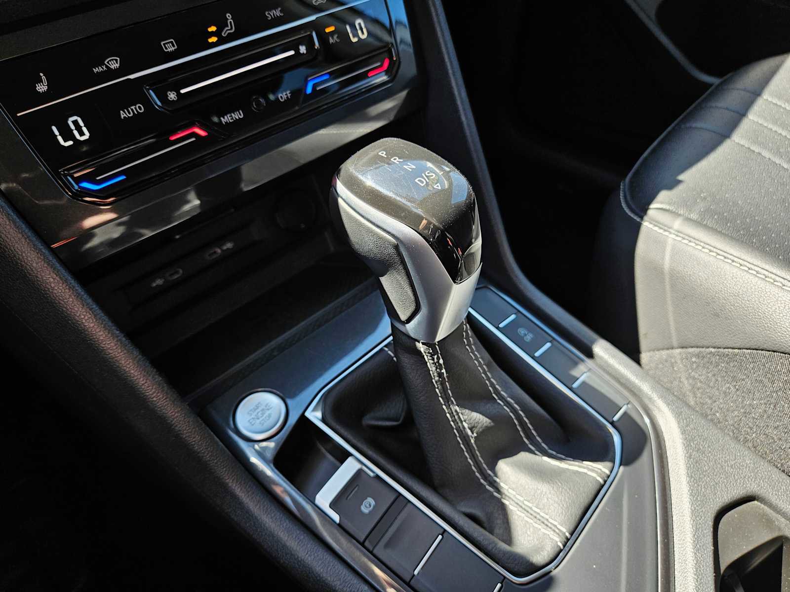 Used 2024 Volkswagen Tiguan SE image 31