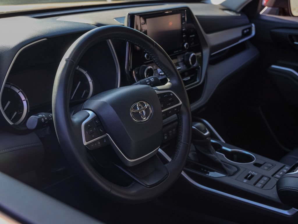 Used 2022 Toyota Highlander XLE AWD/4WD image 14