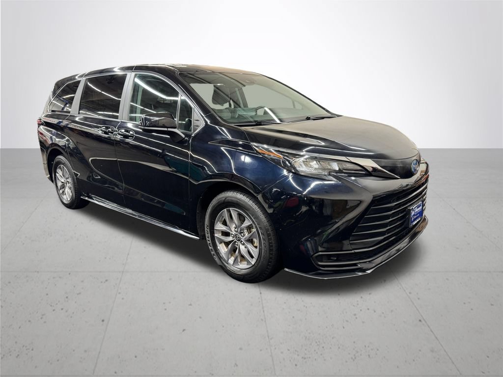 Used 2024 Toyota Sienna LE AWD/4WD image 10