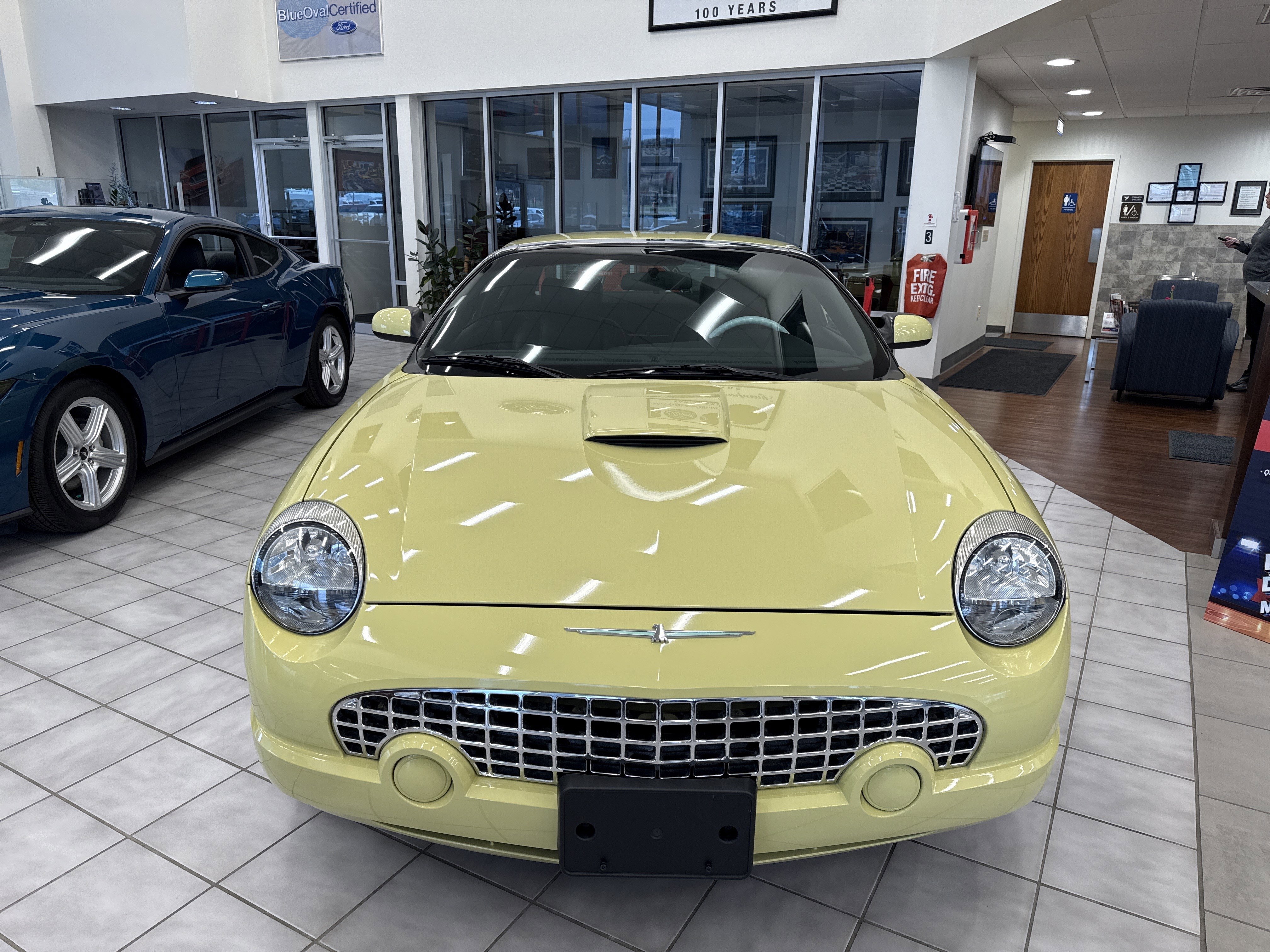 Used 2005 Ford Thunderbird image 9