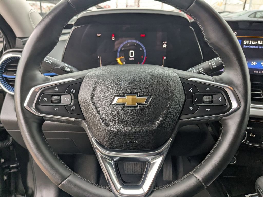 Used 2025 Chevrolet Trax LT w/ LT Convenience Package FWD image 16