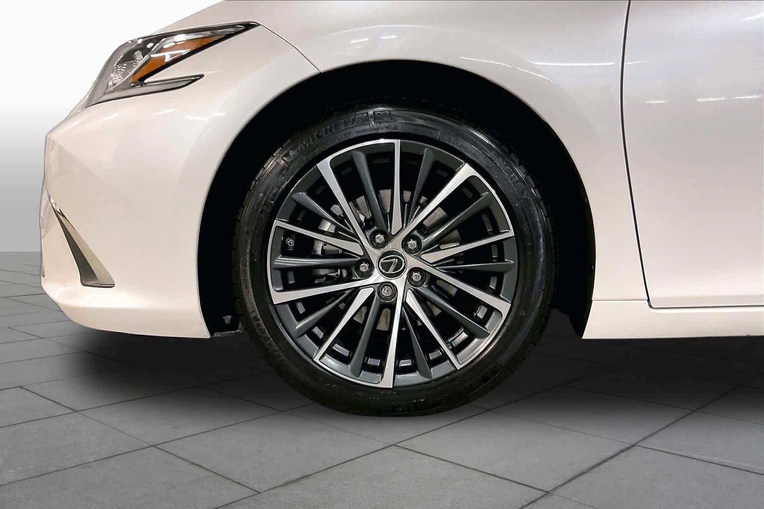 Used 2023 Lexus ES 350 w/ Premium Package FWD image 11