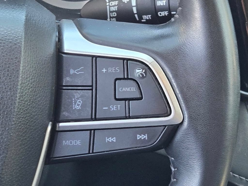 Used 2023 Toyota Highlander XLE FWD image 16
