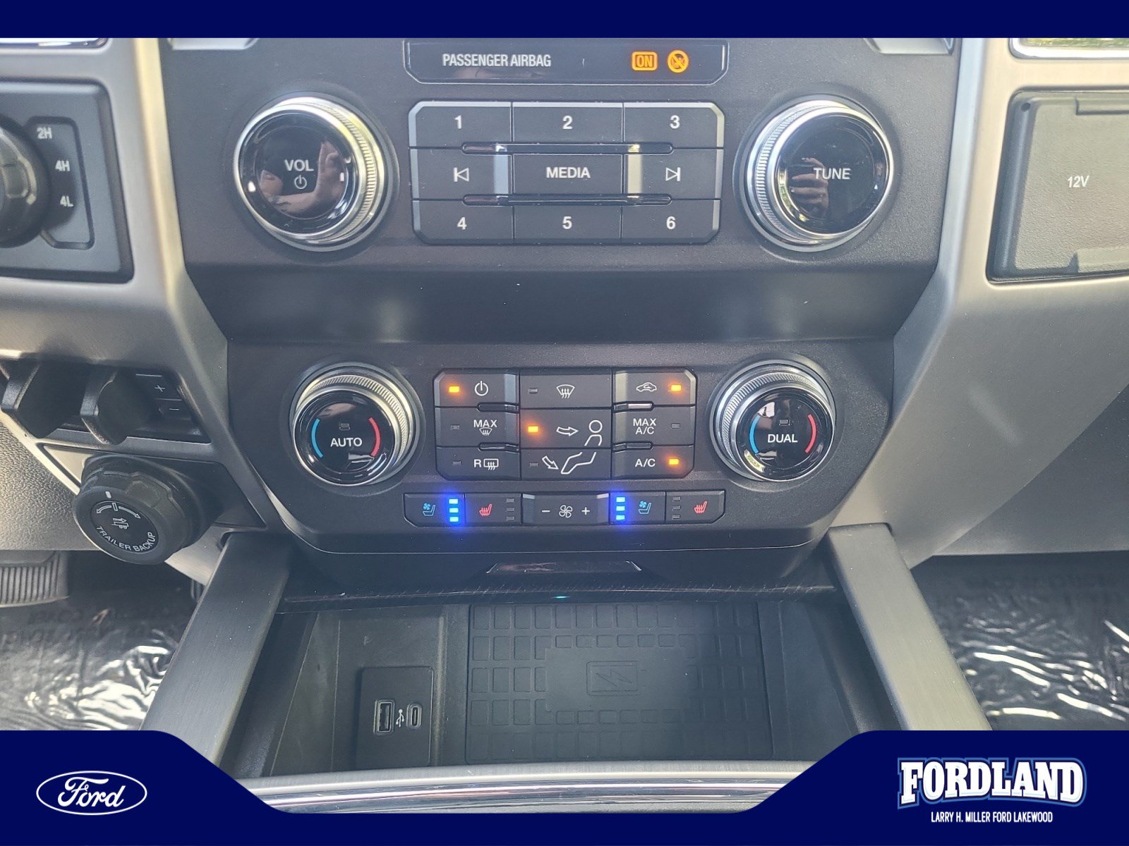 Used 2020 Ford F350 Platinum w/ FX4 Off-Road Package AWD/4WD image 31