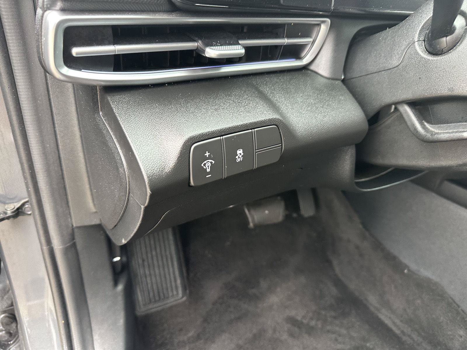 Used 2025 Hyundai Elantra SEL FWD image 19