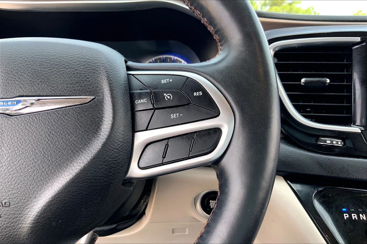 Used 2017 Chrysler Pacifica Touring-L Plus w/ Tire & Wheel Group FWD image 24