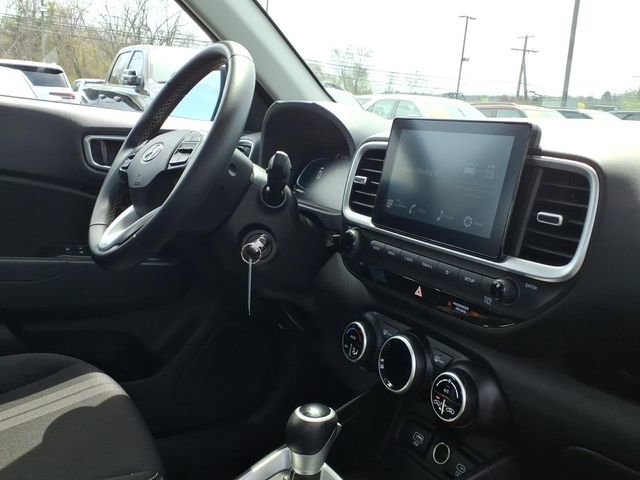 Used 2023 Hyundai Venue SEL image 23