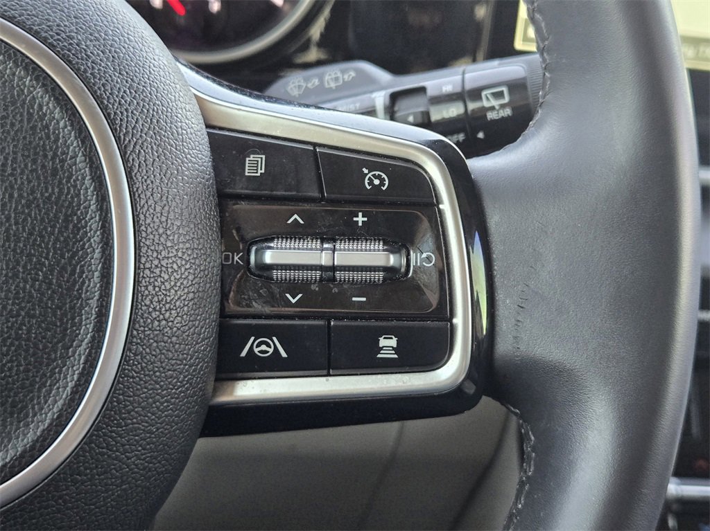 Used 2023 Kia Carnival EX image 25