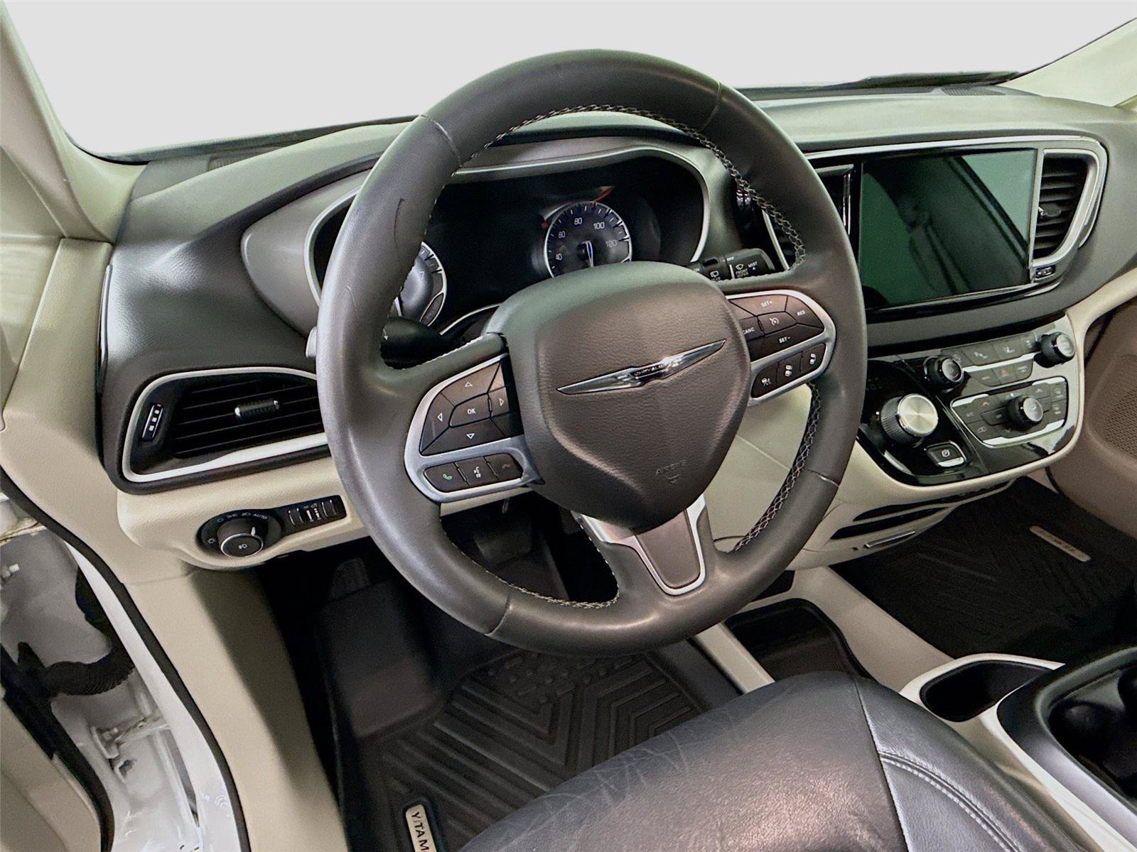 Used 2022 Chrysler Pacifica Touring-L FWD image 5