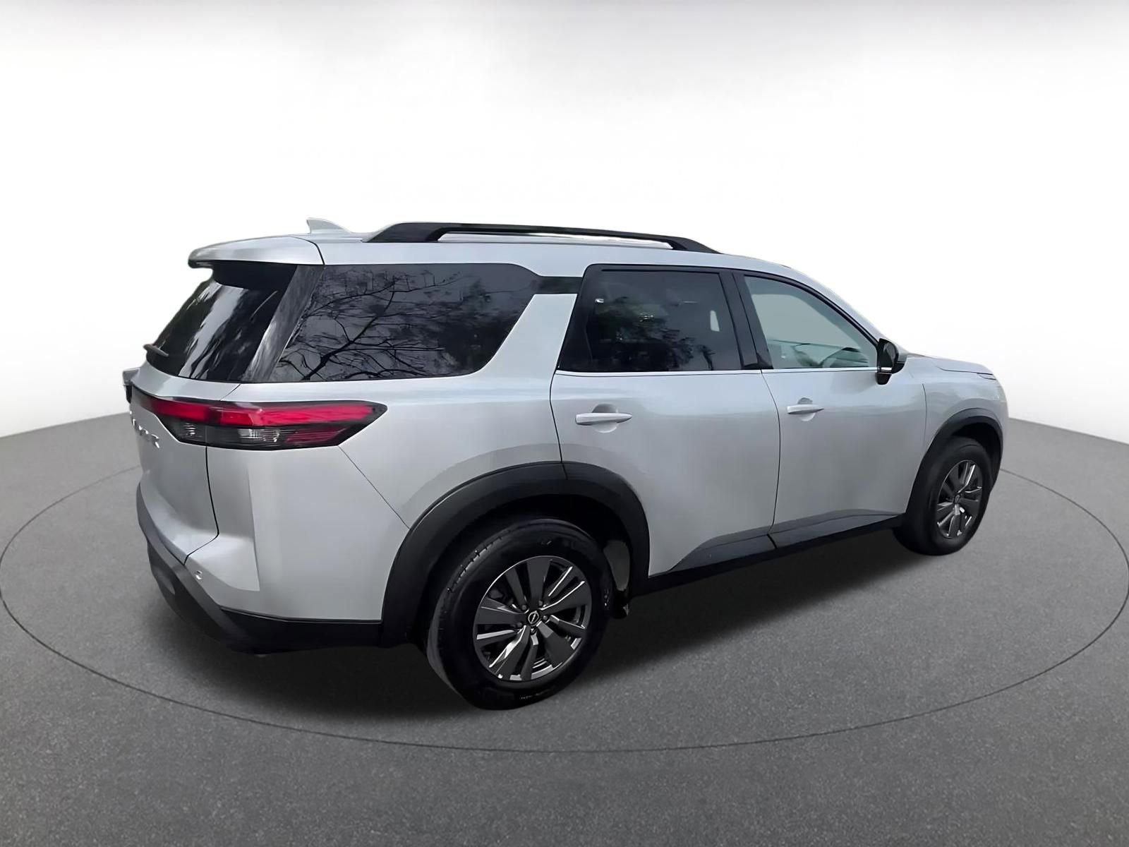 Used 2025 Nissan Pathfinder SV image 15