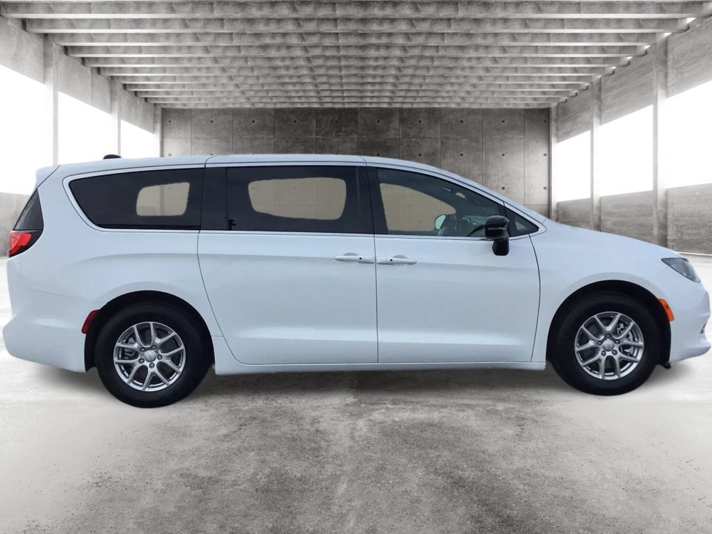 New 2027 Chrysler Pacifica LX FWD image 4