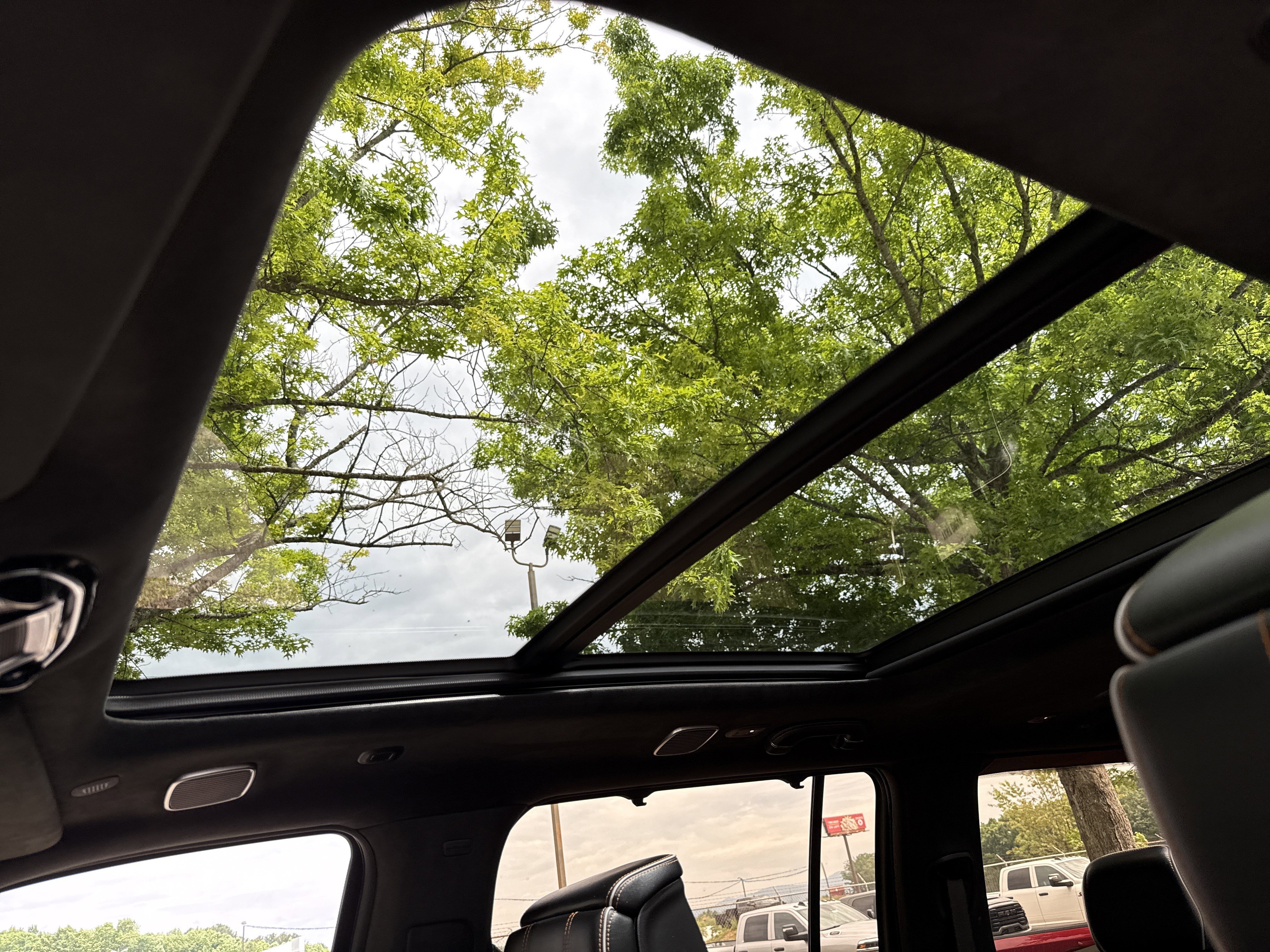 Used 2024 Jeep Grand Wagoneer Series III w/ Rear Seat Video Group 1 AWD/4WD image 8