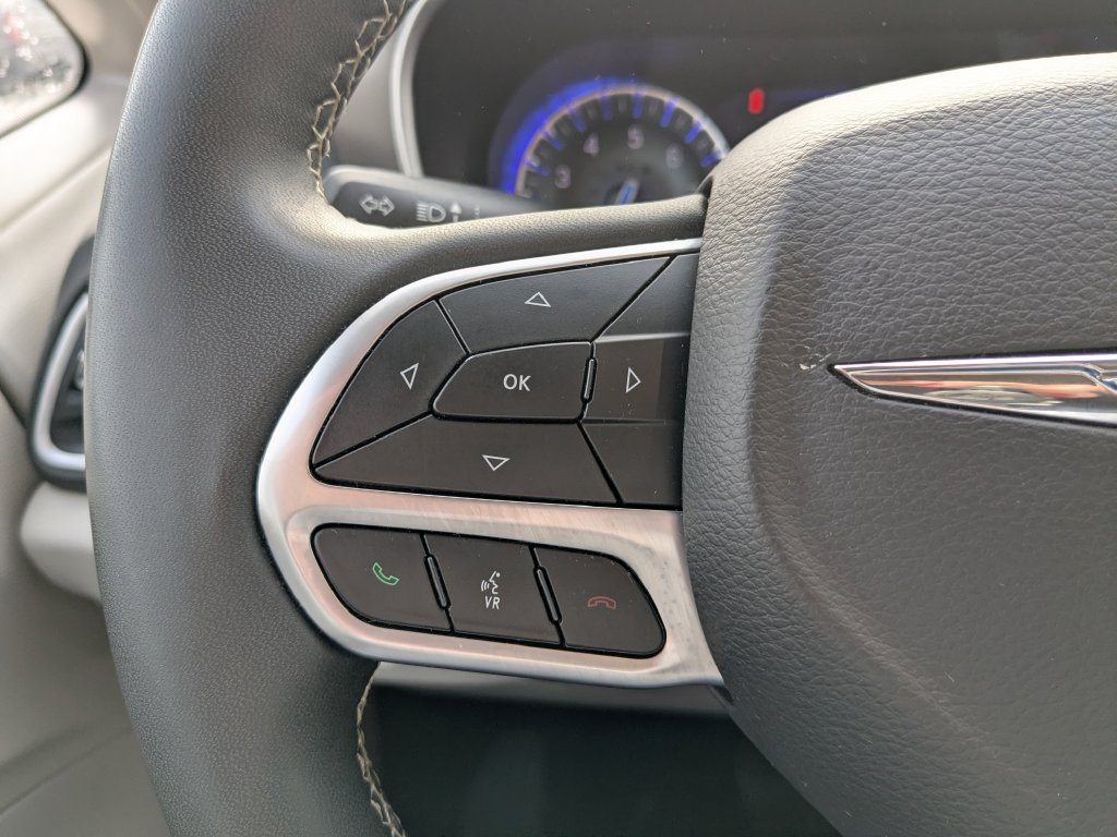 Used 2024 Chrysler Pacifica Touring-L FWD image 25