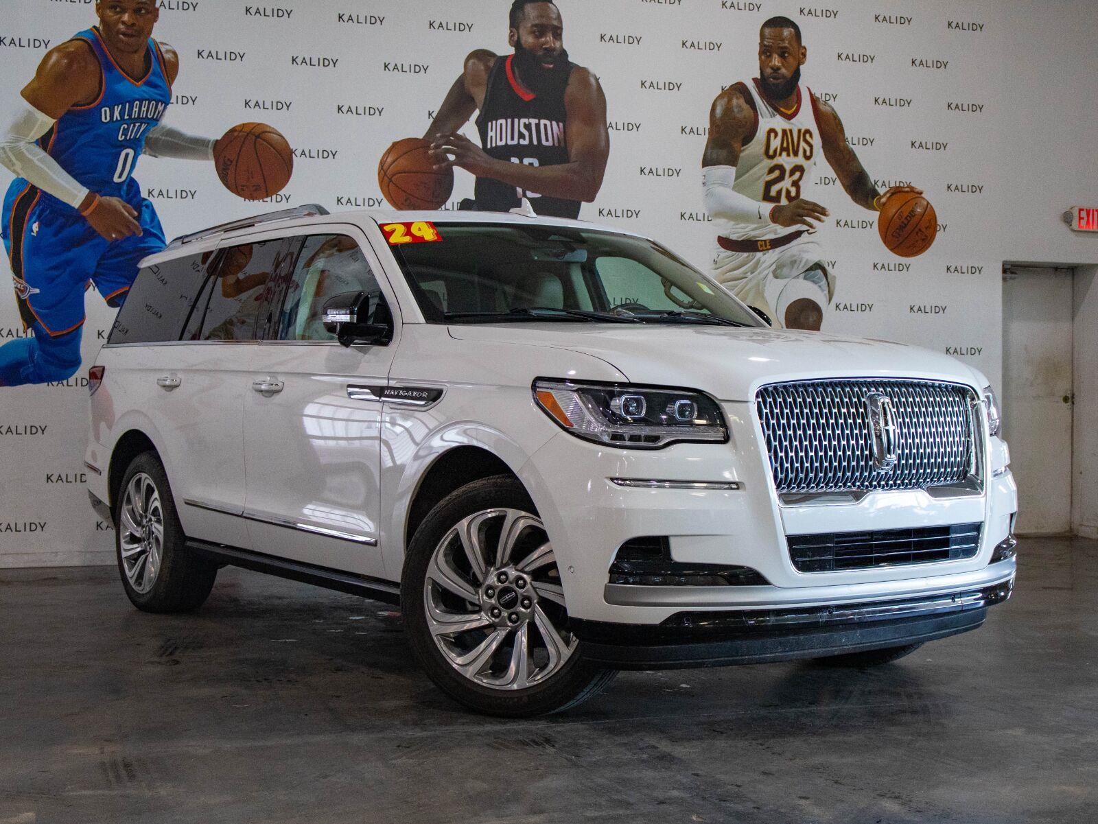 Used 2024 Lincoln Navigator Reserve AWD/4WD image 2