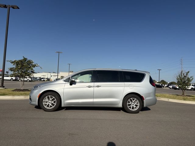 Used 2023 Chrysler Pacifica Touring-L FWD image 2