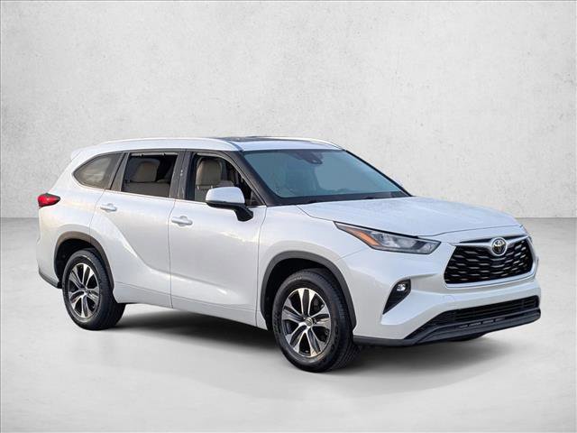Used 2020 Toyota Highlander XLE image 2