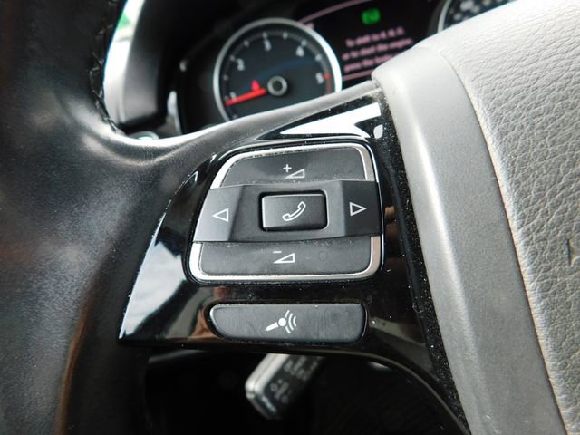 Used 2014 Volkswagen Touareg Sport image 16