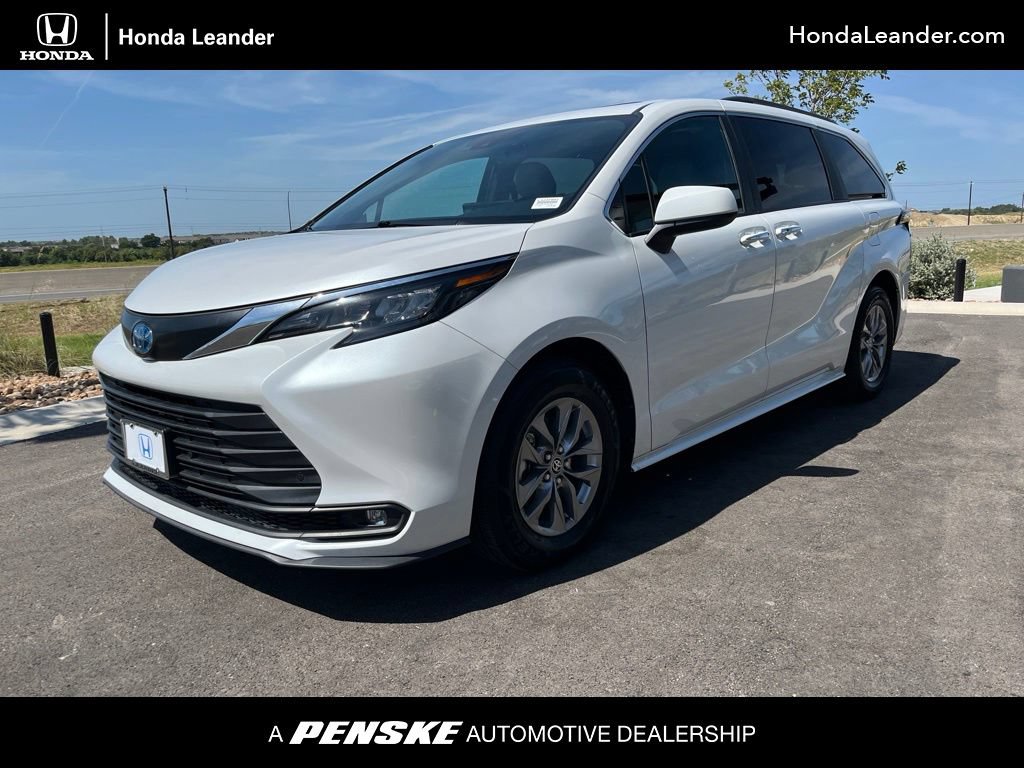 Used 2025 Toyota Sienna XLE FWD image 1