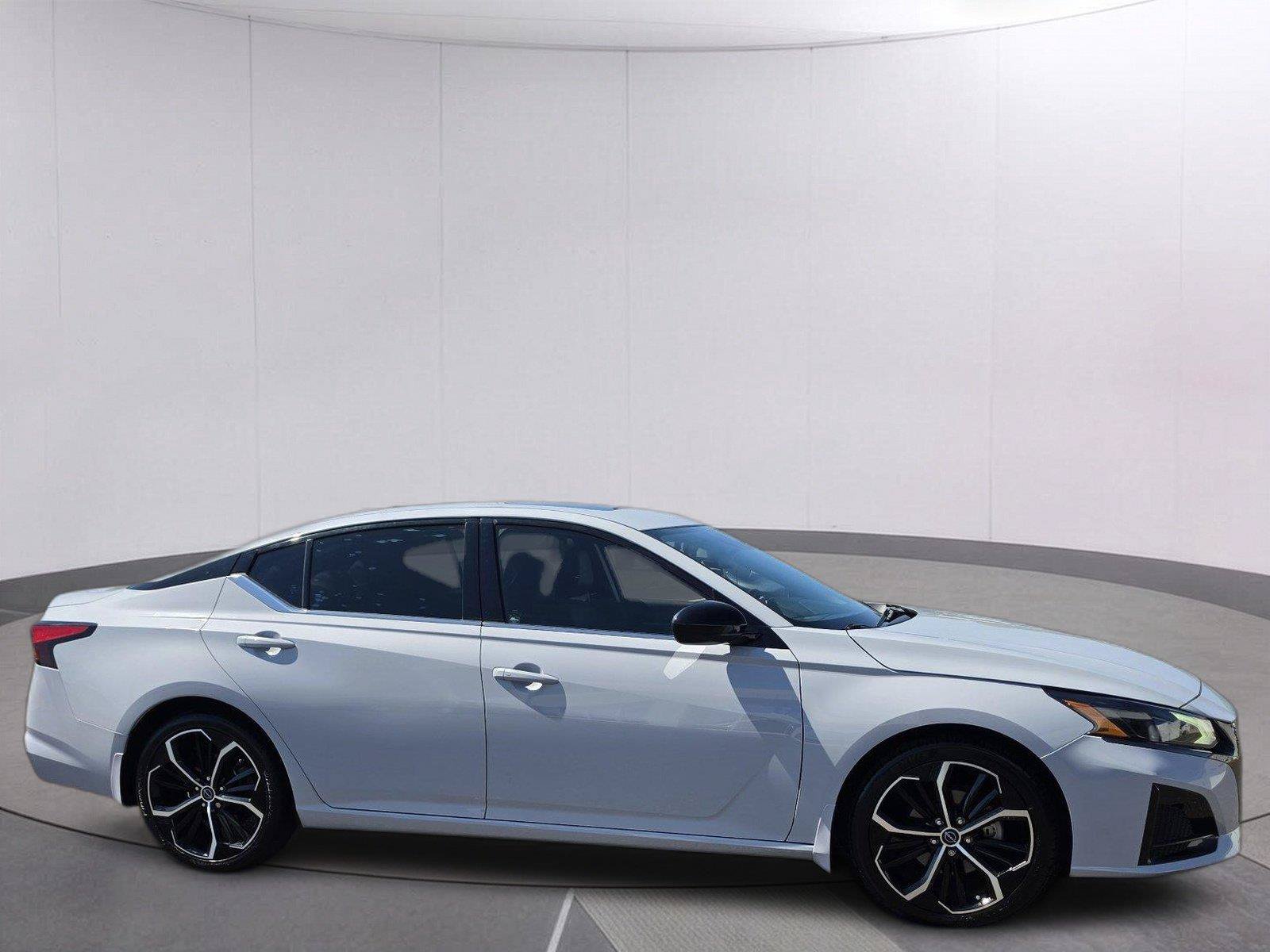 Used 2023 Nissan Altima 2.5 SR w/ SR Premium Package FWD image 6