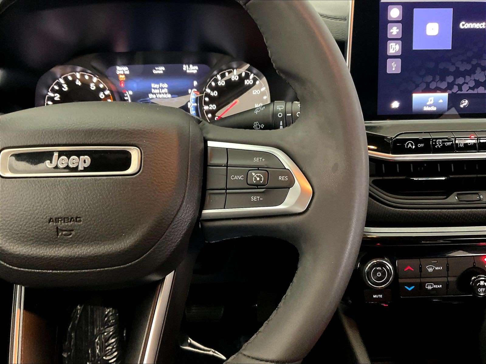 Used 2023 Jeep Compass Latitude AWD/4WD image 12