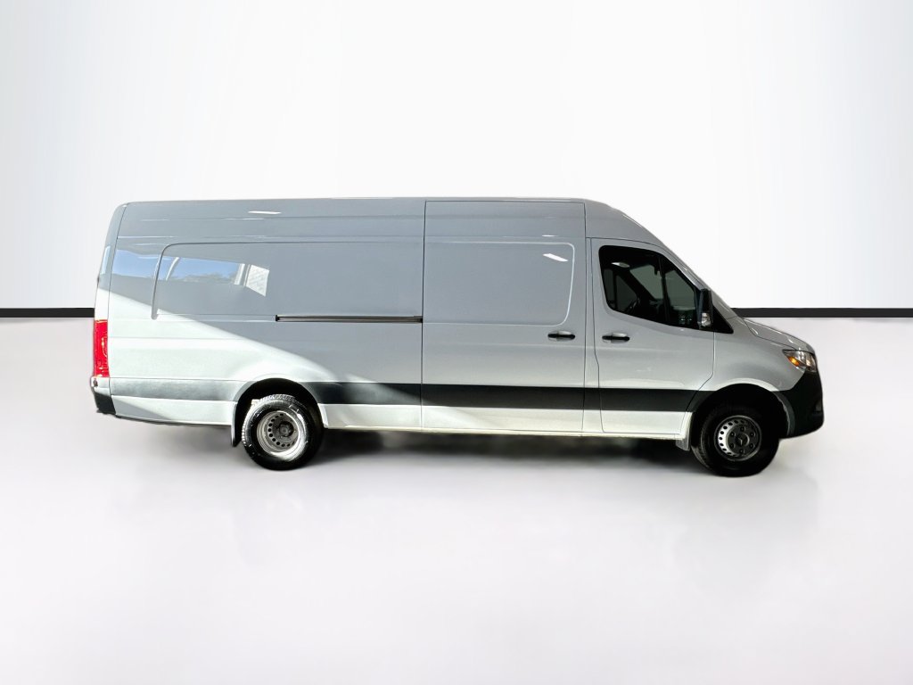Used 2023 Mercedes-Benz Sprinter 4500 image 4