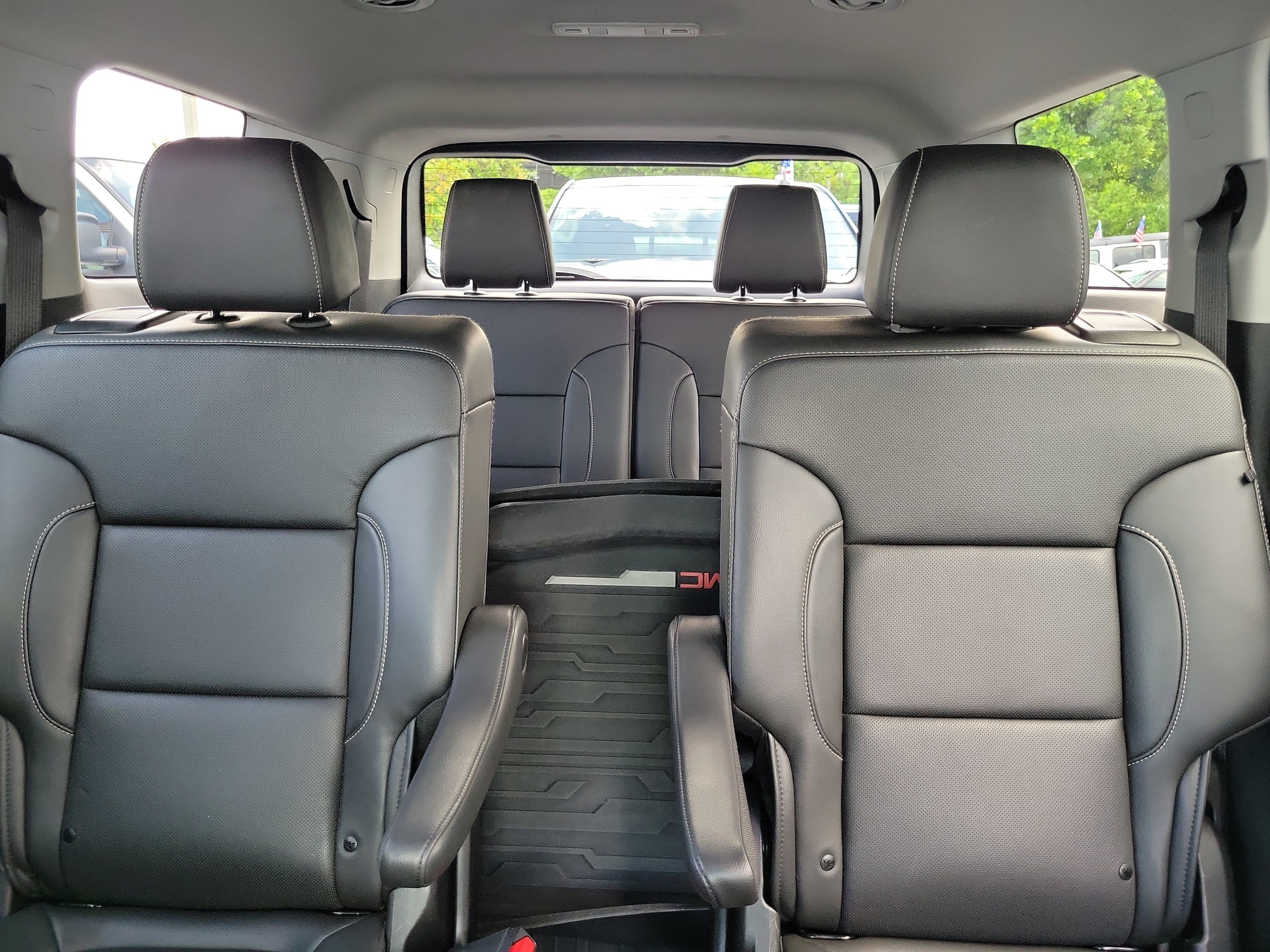 Used 2023 GMC Acadia SLT w/ Technology Package FWD image 16