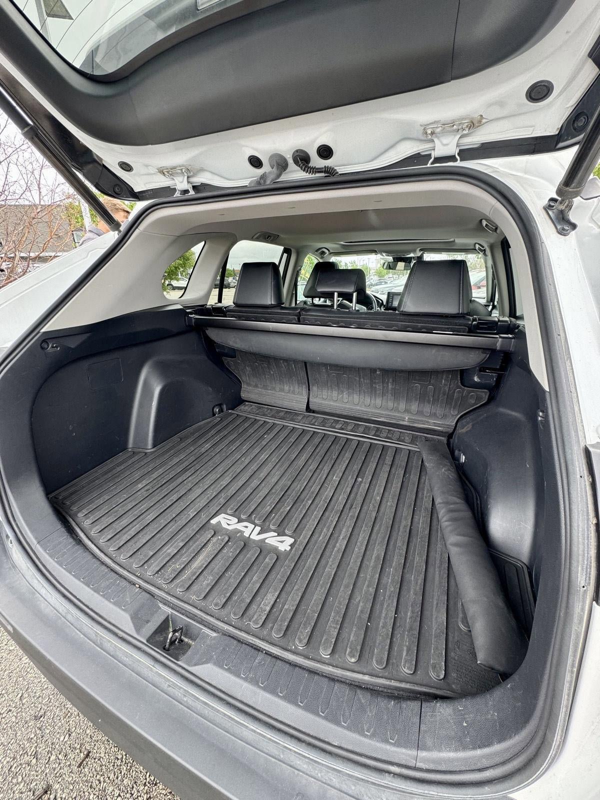 Used 2019 Toyota RAV4 XLE Premium AWD/4WD image 9